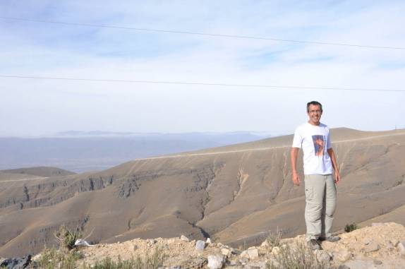 Mirante a 3.800 metros de altitude na viagem entre Potosí e Tarija - Boívia. Ao fundo, estrada inicia descida para Tarija, 2 quilômetros abaixo